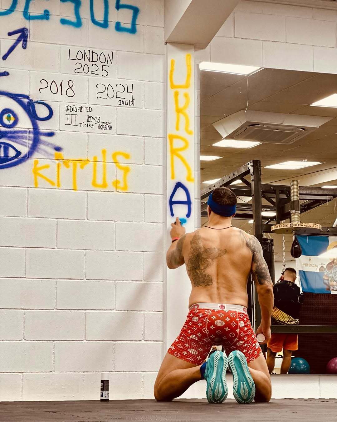 "Они продолжают бомбить": как Усик отреагировал на удар России по Украине 17 июня. Фото