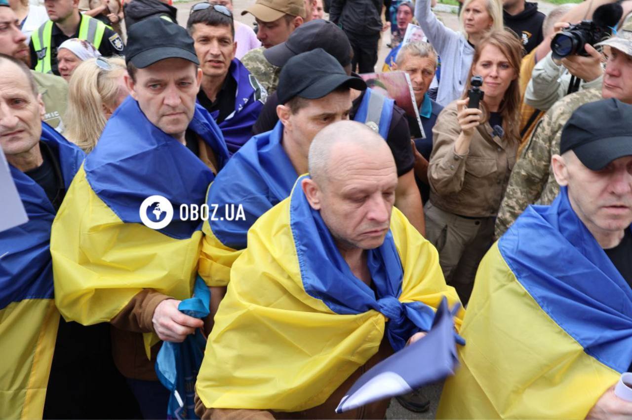 Радість, обійми та сльози на очах: як рідні зустрічали захисників із ворожого полону. Фото й відео