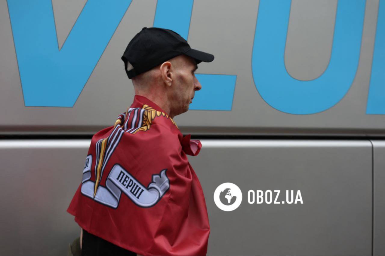 Радість, обійми та сльози на очах: як рідні зустрічали захисників із ворожого полону. Фото й відео