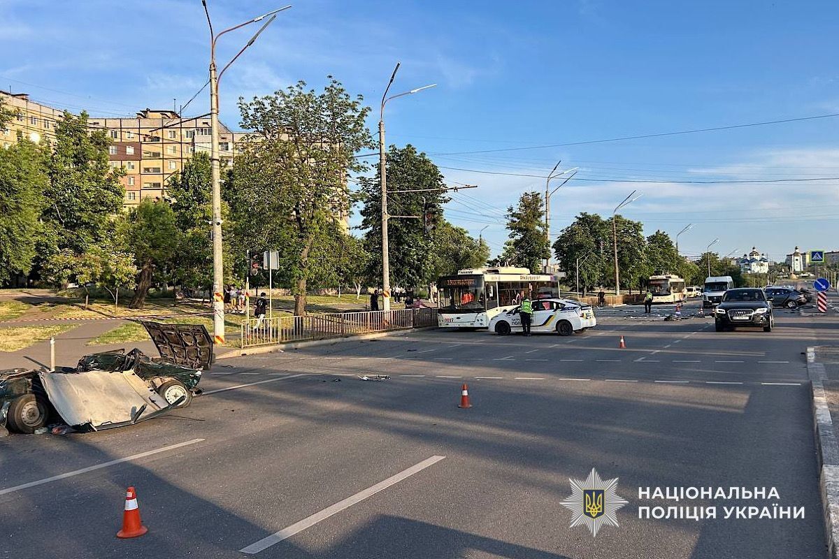 У Кривому Розі Tesla на швидкості влетіла у ВАЗ та Hyundai, які стояли на світлофорі: момент смертельної ДТП потрапив на відео