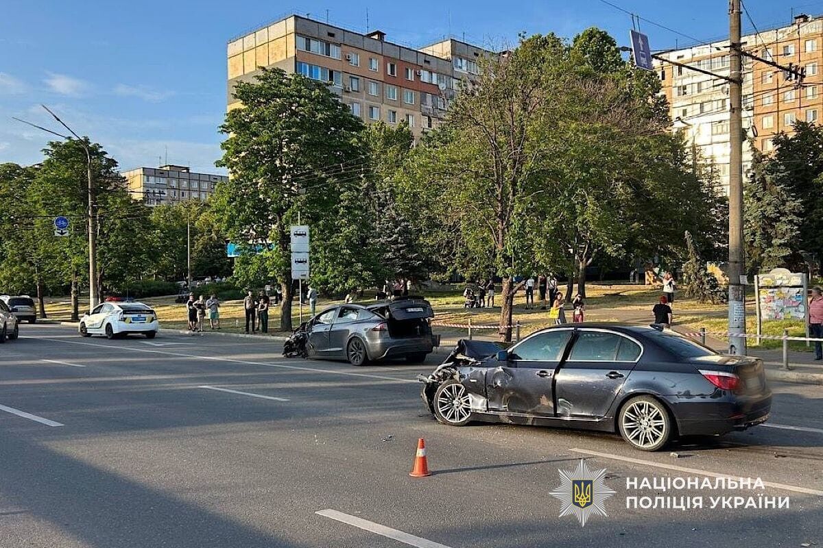 У Кривому Розі Tesla на швидкості влетіла у ВАЗ та Hyundai, які стояли на світлофорі: момент смертельної ДТП потрапив на відео