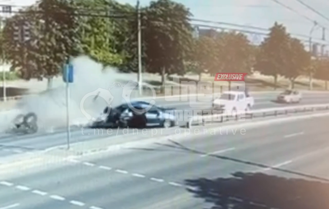 У Кривому Розі Tesla на швидкості влетіла у ВАЗ та Hyundai, які стояли на світлофорі: момент смертельної ДТП потрапив на відео