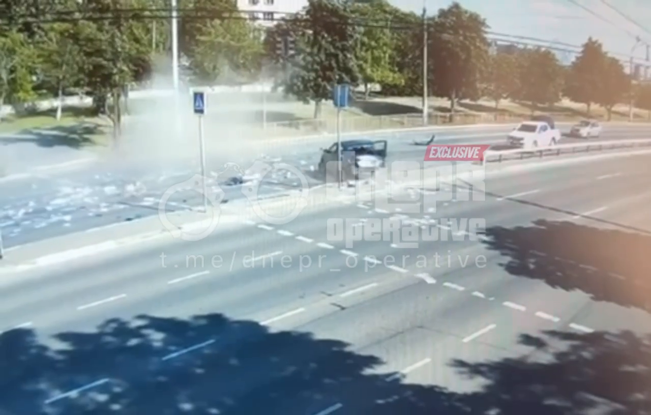 У Кривому Розі Tesla на швидкості влетіла у ВАЗ та Hyundai, які стояли на світлофорі: момент смертельної ДТП потрапив на відео