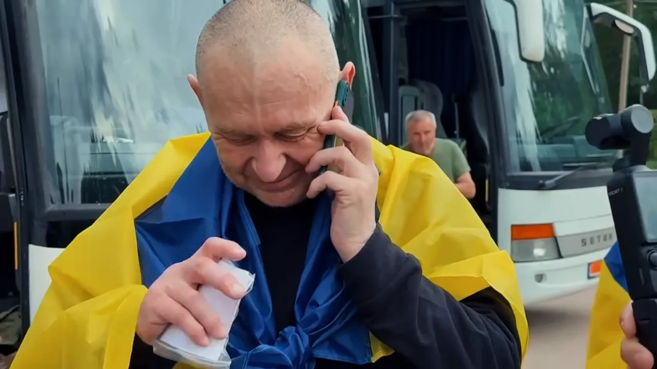 Неможливо стримати сліз: захисник повернувся додому й довідався, що стане дідусем. Відео