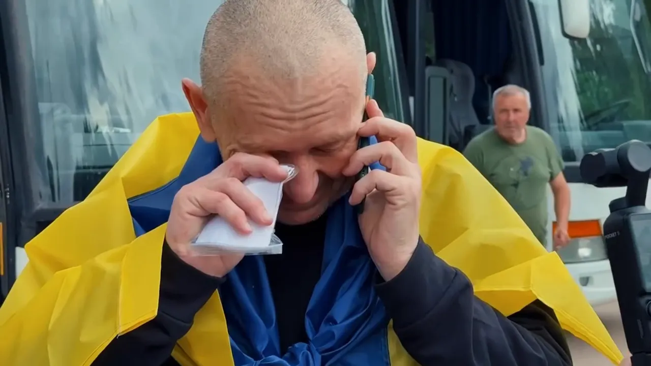 Неможливо стримати сліз: захисник повернувся додому й довідався, що стане дідусем. Відео