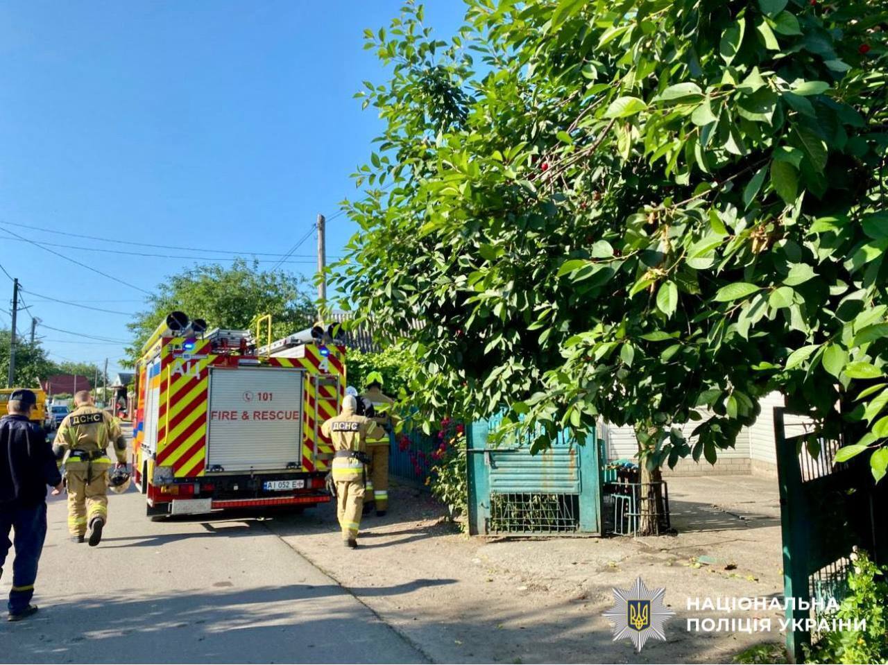 На Київщині на території приватного будинку стався вибух, є постраждалий. Подробиці та фото