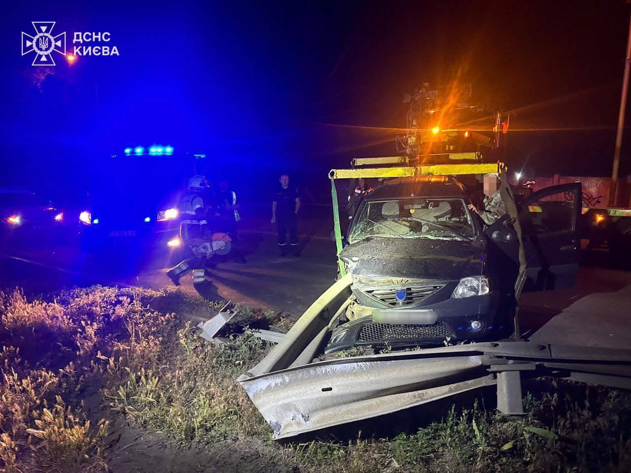 У Києві легковик протаранив відбійник: частина металевої огорожі опинилась у салоні. Фото та подробиці