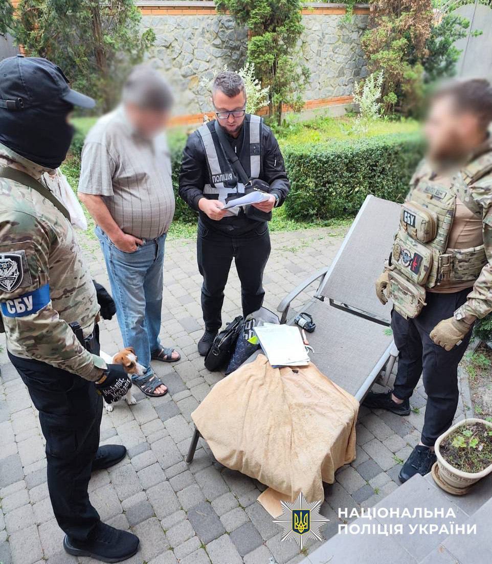 У Києві підпільний цех "штампував" фальшиві водійські посвідчення та документи на авто. Подробиці та фото