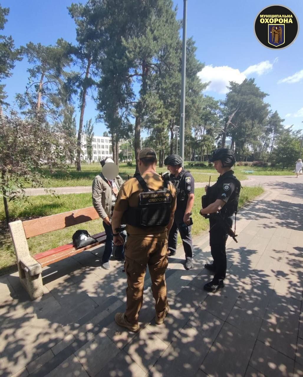 У Києві шанувальник "русского міра" із георгіївською стрічкою погрожував ножем перехожим. Фото