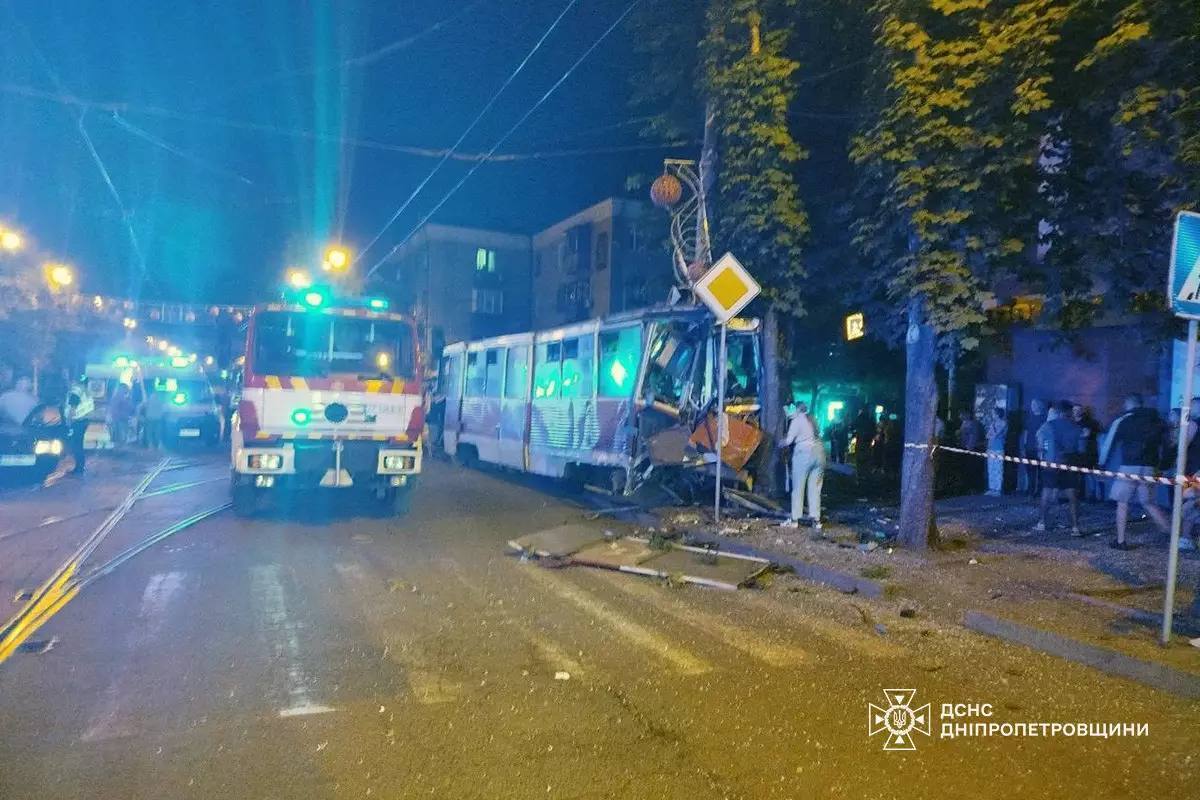 У Кривому Розі трамвай з десятками людей зійшов з рейок і влетів у дерево: є постраждалі. Фото і відео