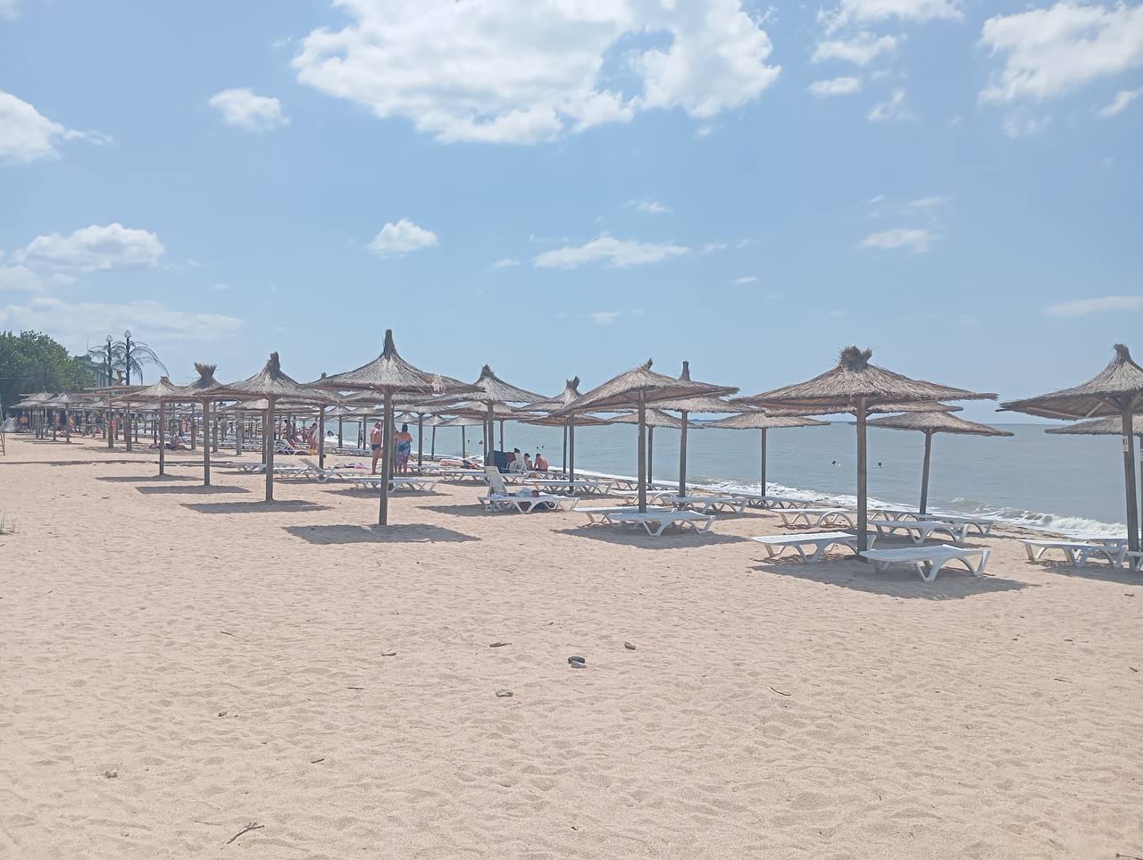 Когда-то там кипела жизнь: в сети показали, как выглядят пляжи оккупированного Бердянска. Фото