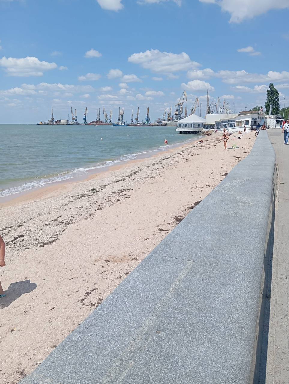 Когда-то там кипела жизнь: в сети показали, как выглядят пляжи оккупированного Бердянска. Фото