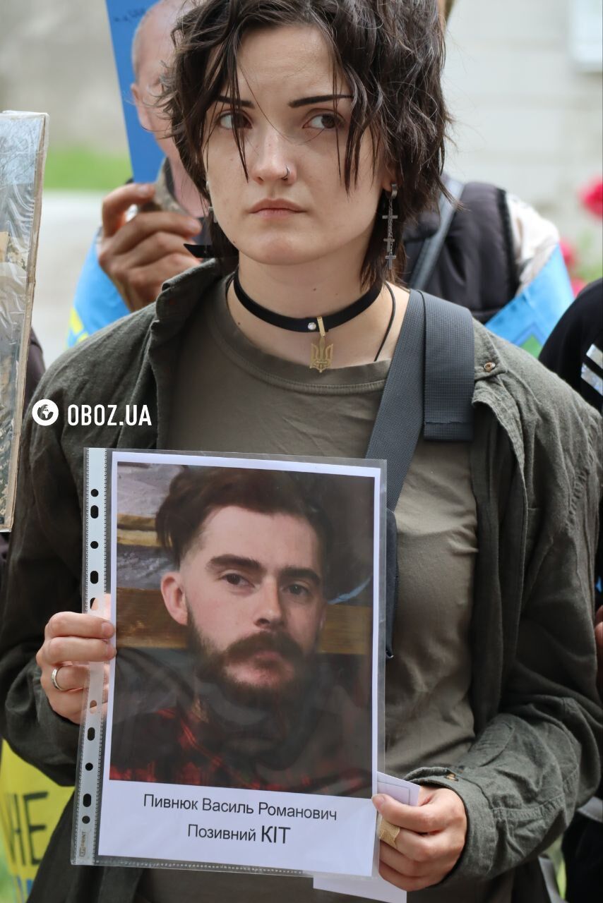 Радість, обійми та сльози на очах: як рідні зустрічали захисників із ворожого полону. Фото й відео