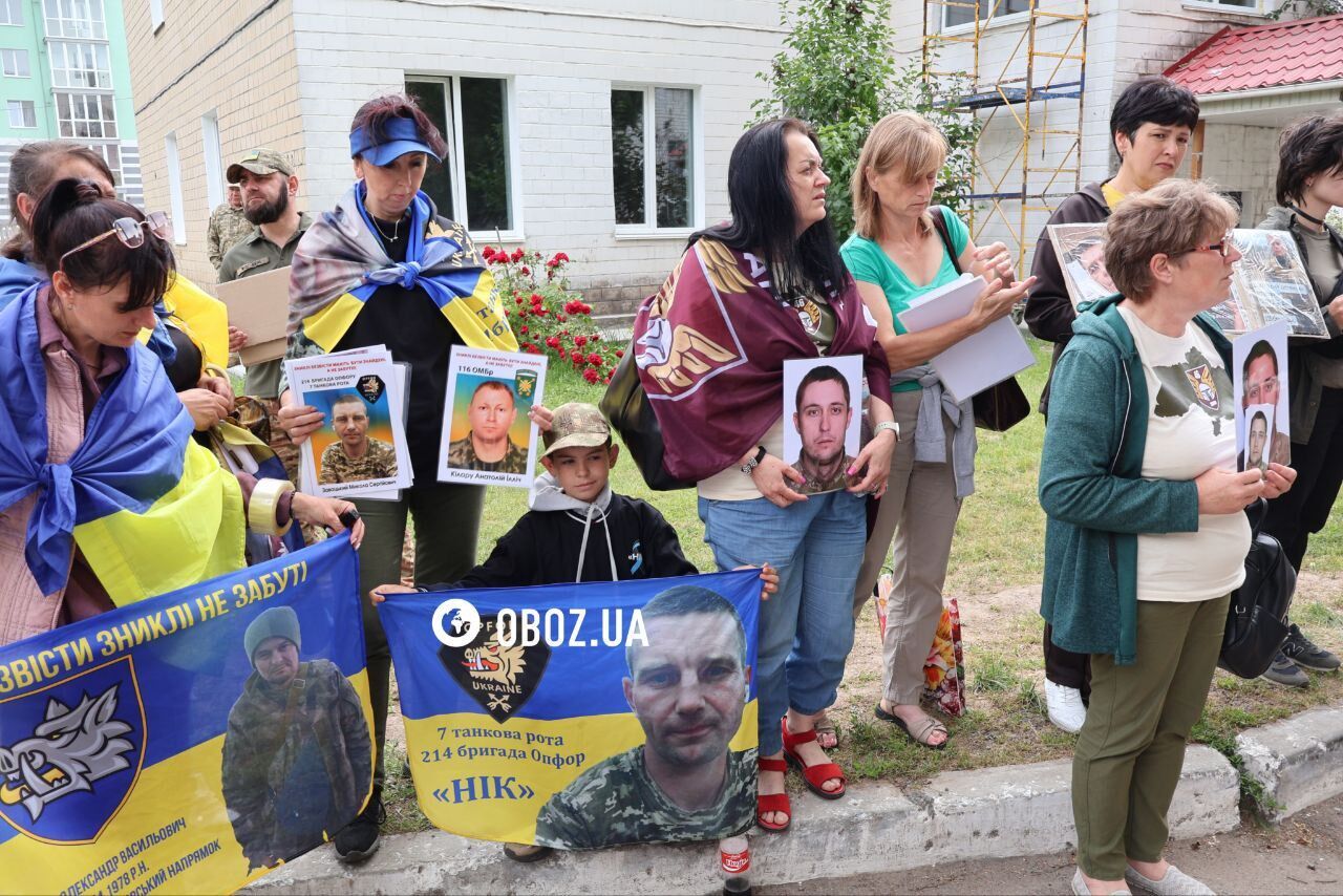 Радість, обійми та сльози на очах: як рідні зустрічали захисників із ворожого полону. Фото й відео