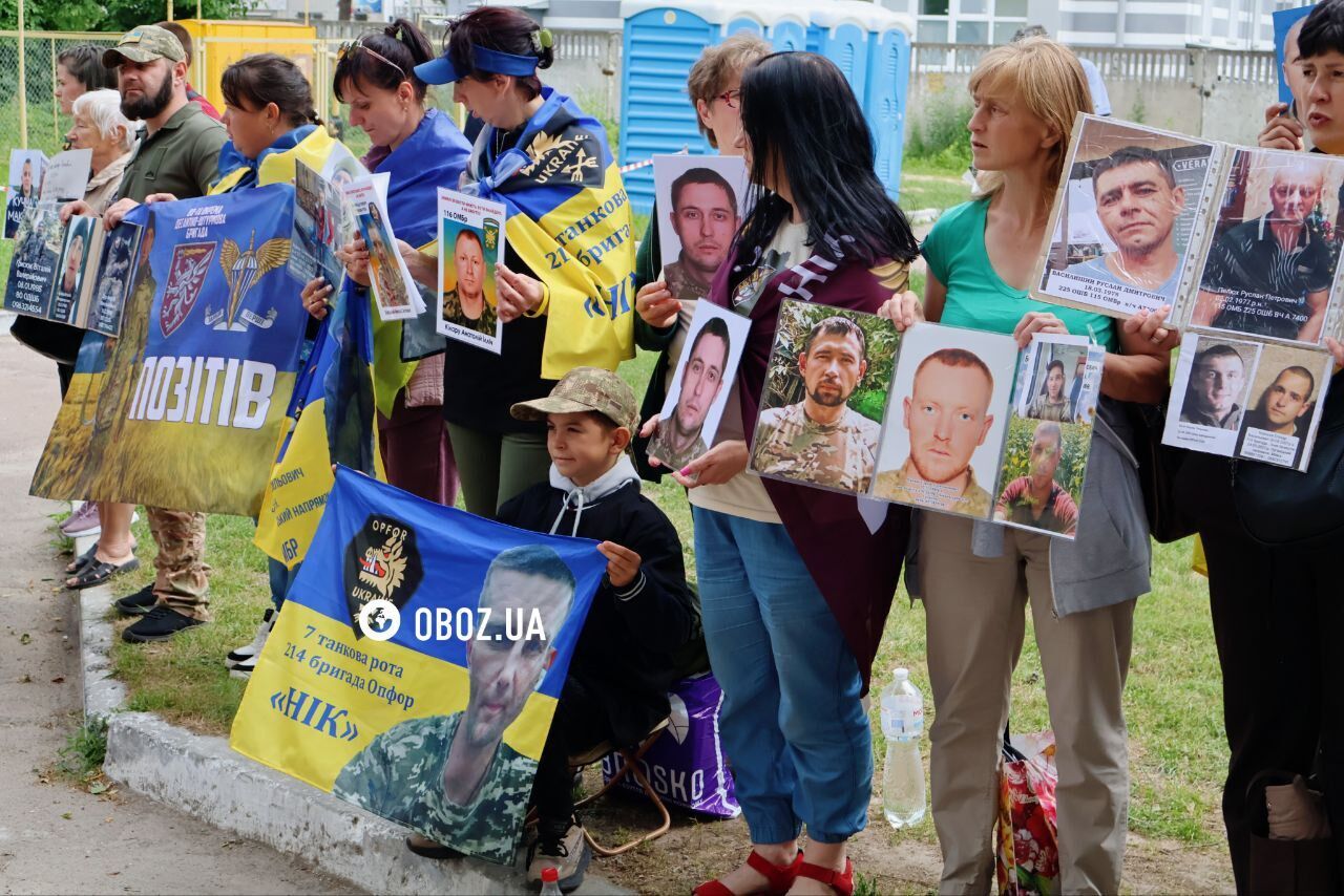 Радість, обійми та сльози на очах: як рідні зустрічали захисників із ворожого полону. Фото й відео