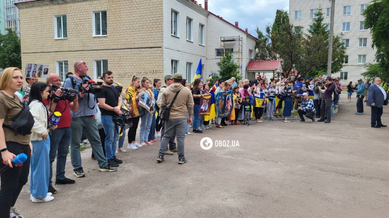 Радість, обійми та сльози на очах: як рідні зустрічали захисників із ворожого полону. Фото й відео