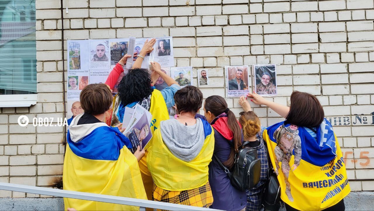 Радість, обійми та сльози на очах: як рідні зустрічали захисників із ворожого полону. Фото й відео
