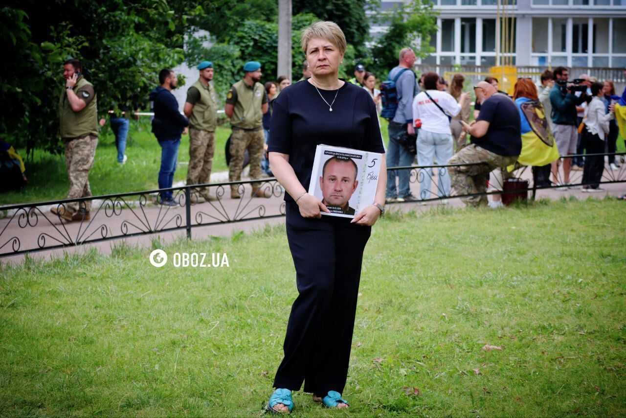 Радість, обійми та сльози на очах: як рідні зустрічали захисників із ворожого полону. Фото й відео