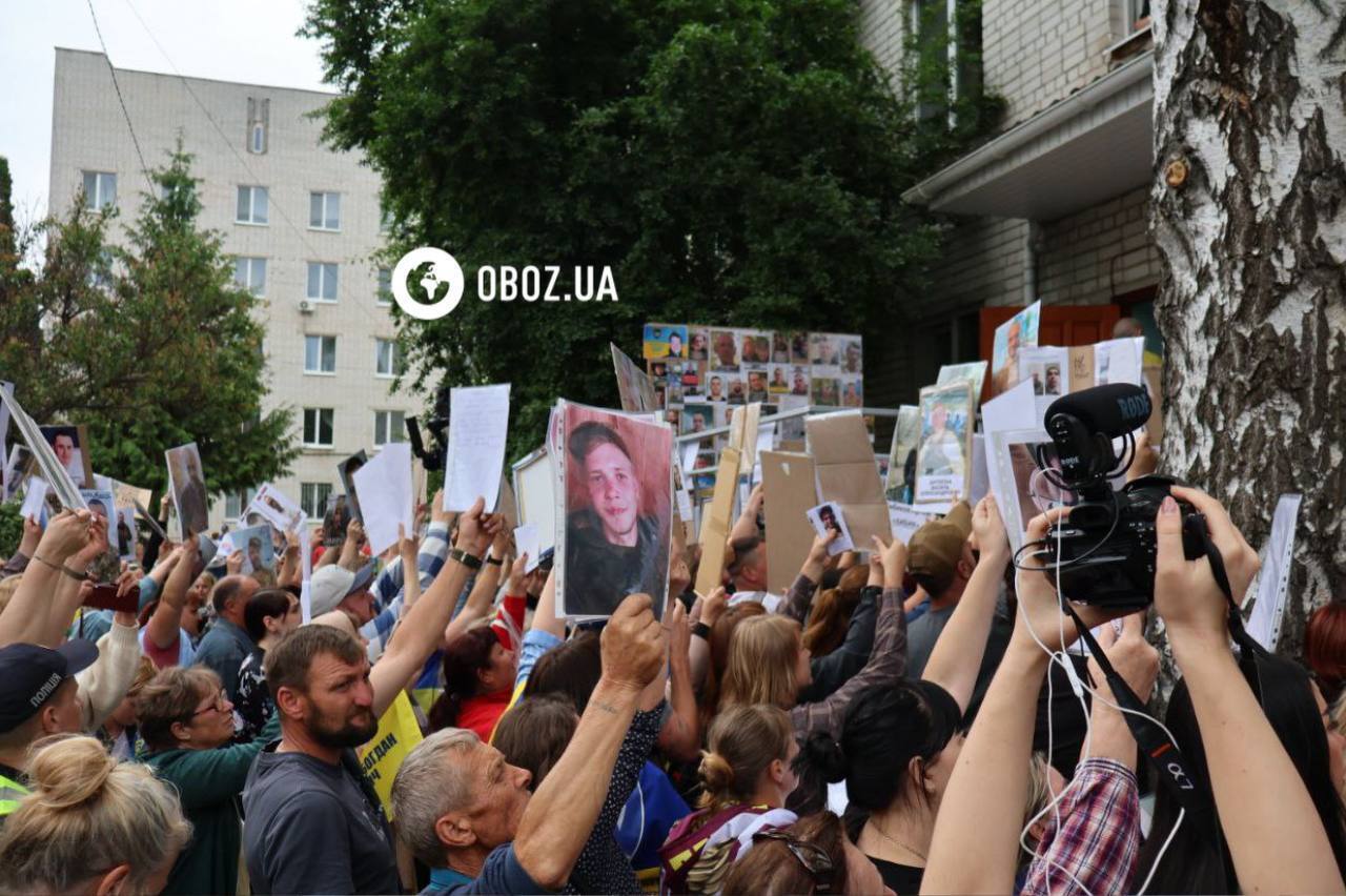 Радість, обійми та сльози на очах: як рідні зустрічали захисників із ворожого полону. Фото й відео