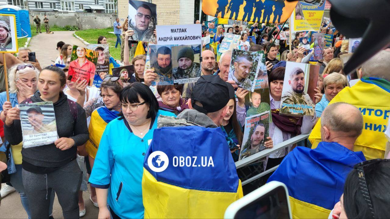 Радість, обійми та сльози на очах: як рідні зустрічали захисників із ворожого полону. Фото й відео