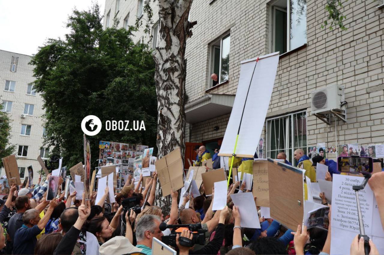 Радість, обійми та сльози на очах: як рідні зустрічали захисників із ворожого полону. Фото й відео