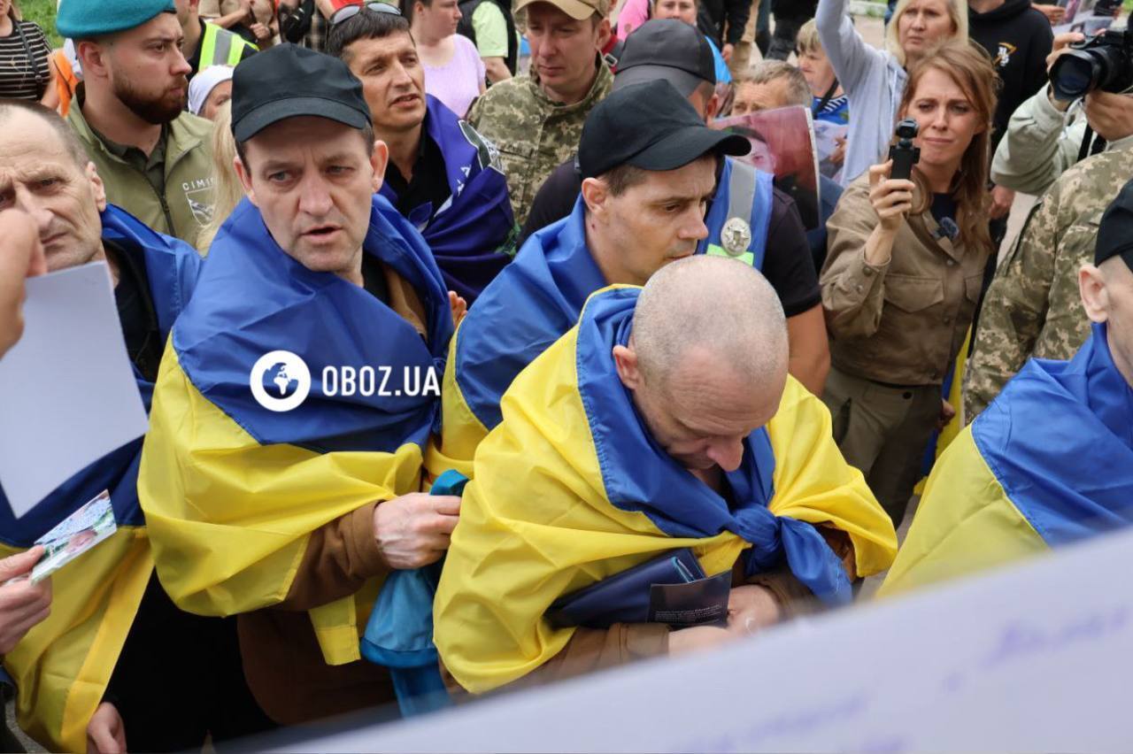 Радість, обійми та сльози на очах: як рідні зустрічали захисників із ворожого полону. Фото й відео