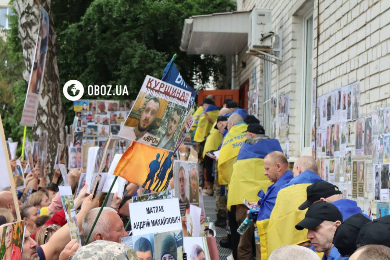 Радість, обійми та сльози на очах: як рідні зустрічали захисників із ворожого полону. Фото й відео