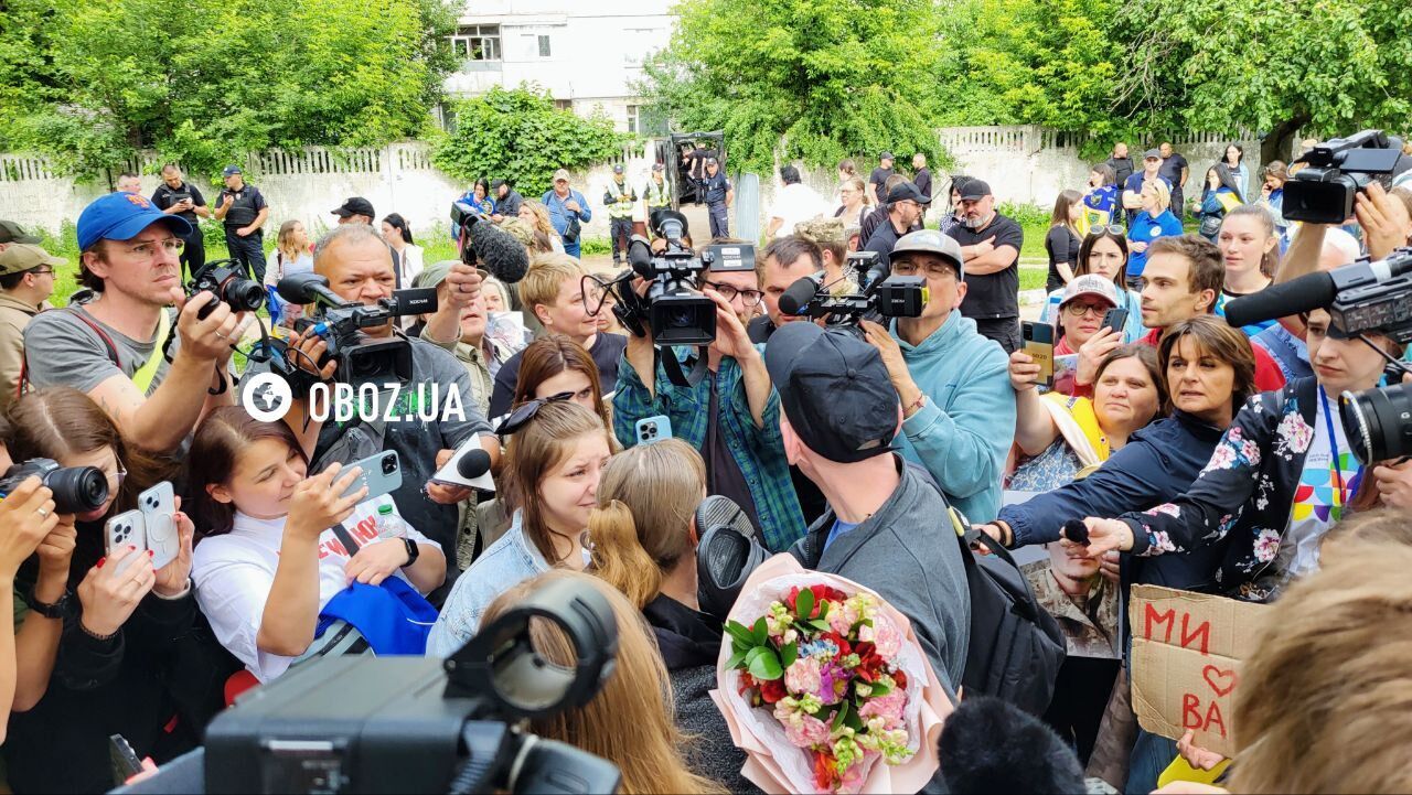 Радість, обійми та сльози на очах: як рідні зустрічали захисників із ворожого полону. Фото й відео