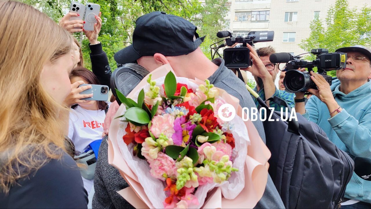Радість, обійми та сльози на очах: як рідні зустрічали захисників із ворожого полону. Фото й відео
