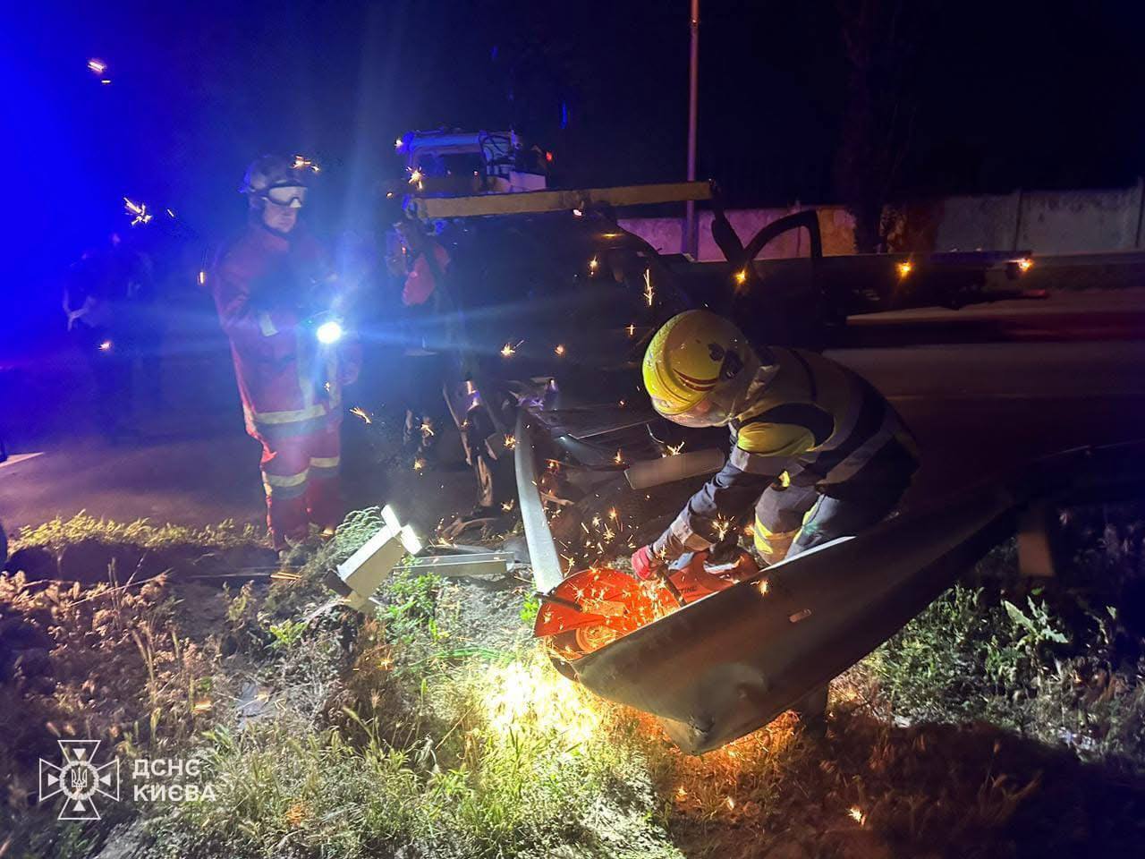 У Києві легковик протаранив відбійник: частина металевої огорожі опинилась у салоні. Фото та подробиці