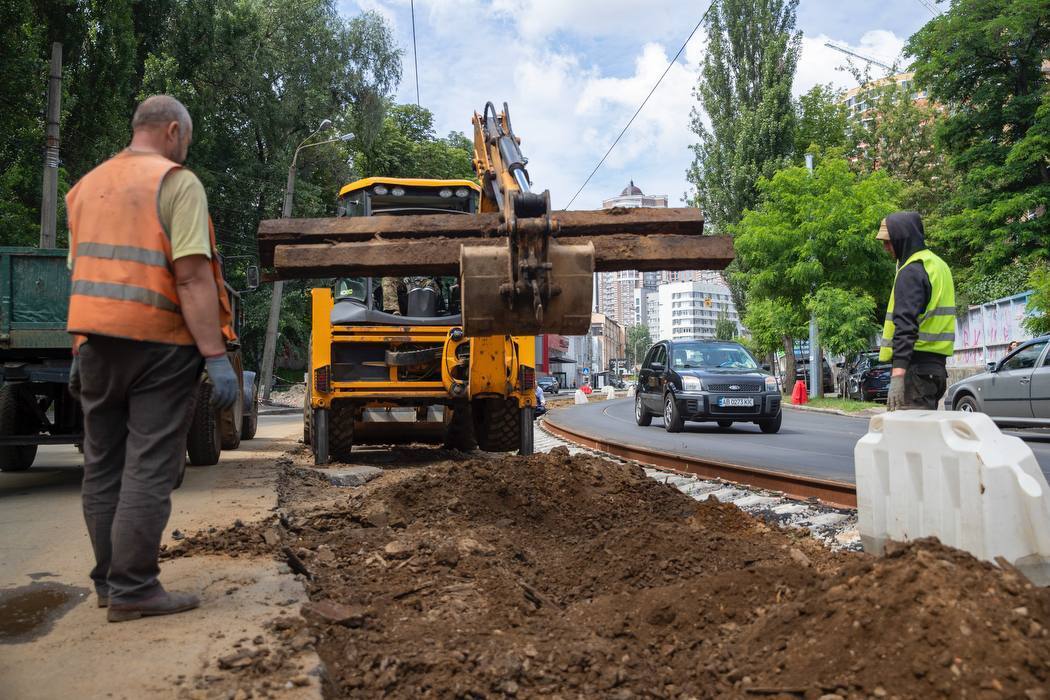 Віталій Кличко показав, як тривають масштабні ремонтні роботи на вулиці Глибочицькій у Києві. Фото