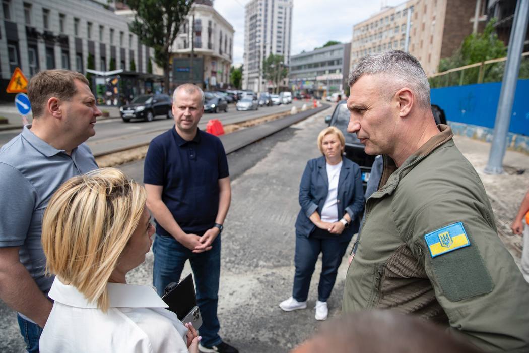 Віталій Кличко показав, як тривають масштабні ремонтні роботи на вулиці Глибочицькій у Києві. Фото