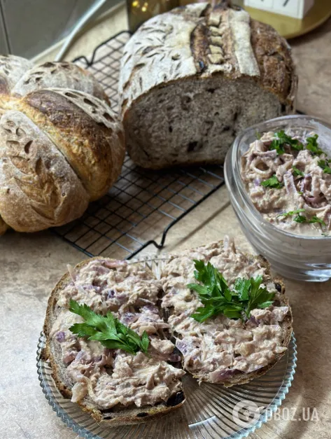 Самая вкусная намазка с тунцом и карамелизированным луком: подойдет на каждый день и для праздничного стола