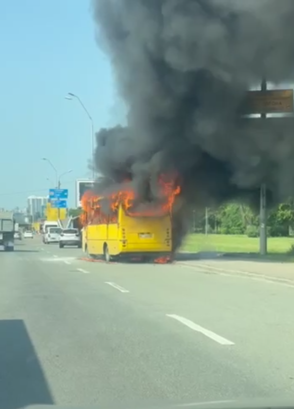 У Києві під час руху загорілась маршрутка: чорний дим було видно здалеку. Фото та відео