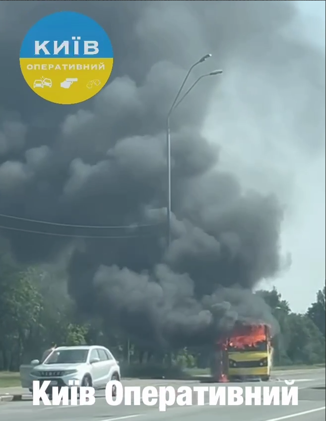 У Києві під час руху загорілась маршрутка: чорний дим було видно здалеку. Фото та відео