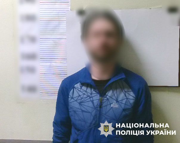У Києві затримали чоловіка, який п’яним із набоями та гранатами гуляв вулицями міста. Фото