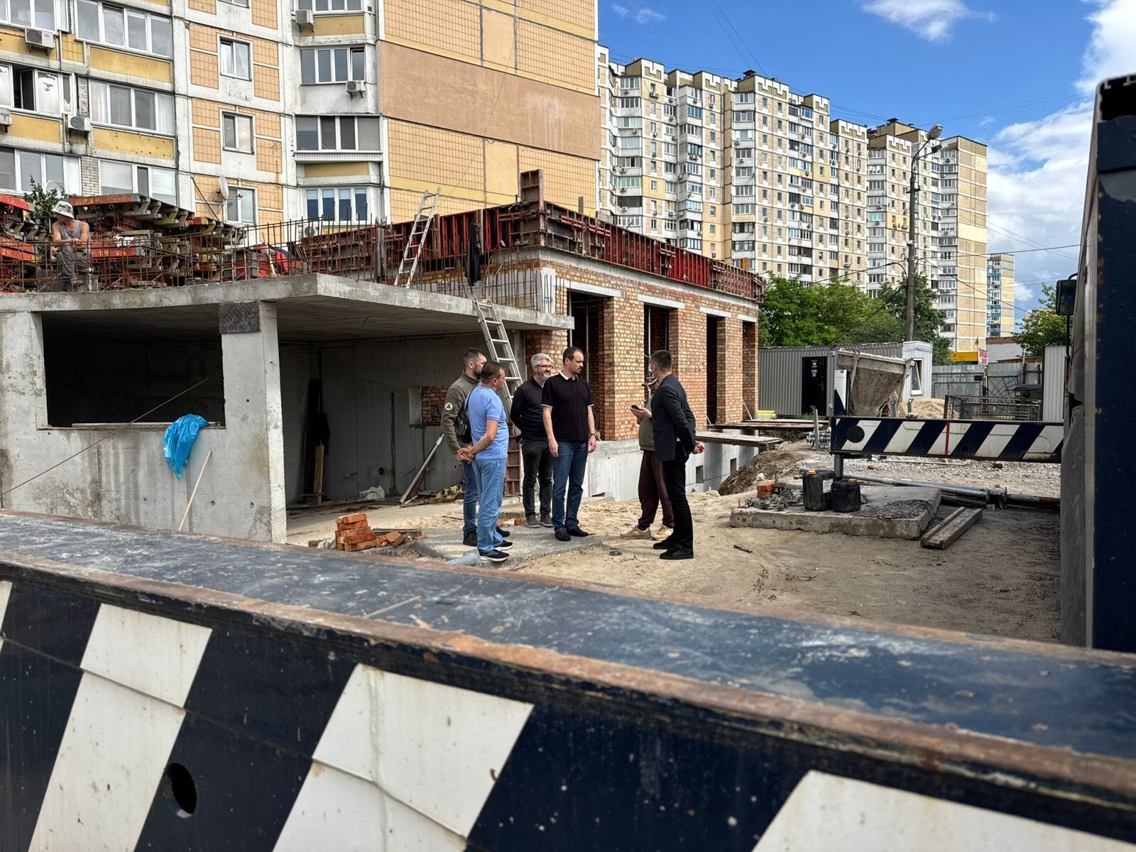 Укрытие с "МакДональдзом"? Компания рассказала, что на самом деле строят на Позняках в Киеве. Подробности