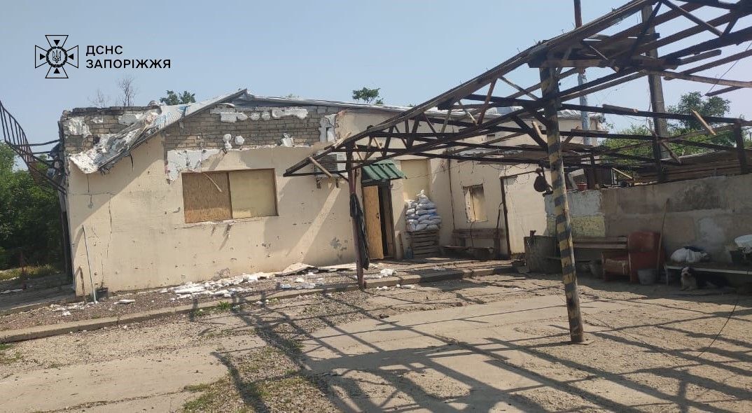 Росіяни атакували дронами пожежну частину на Запоріжжі: постраждали 12 рятувальників. Фото