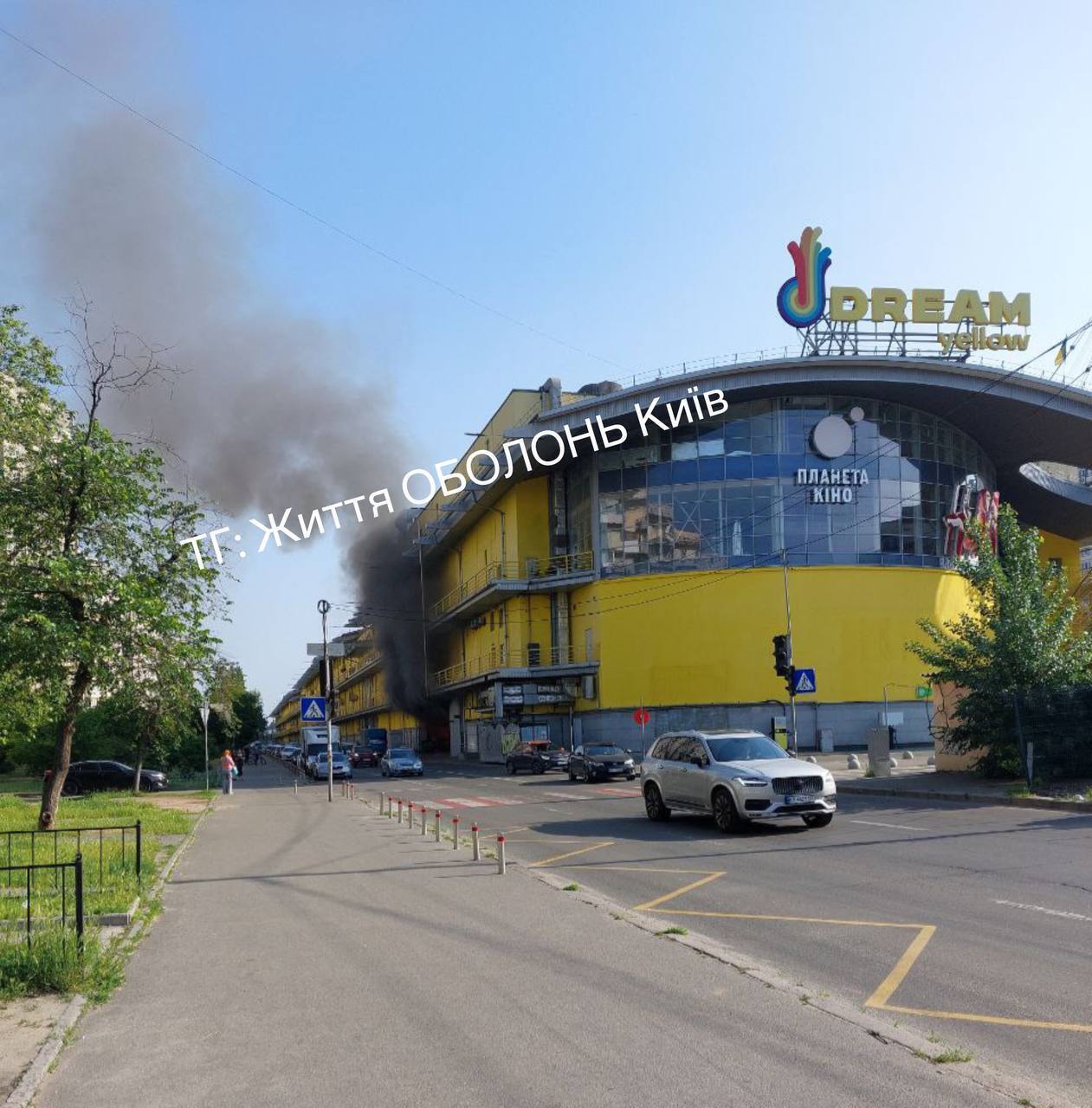 У Києві на Оболоні сталась пожежа в ТРЦ DREAM. Усі подробиці, фото та відео