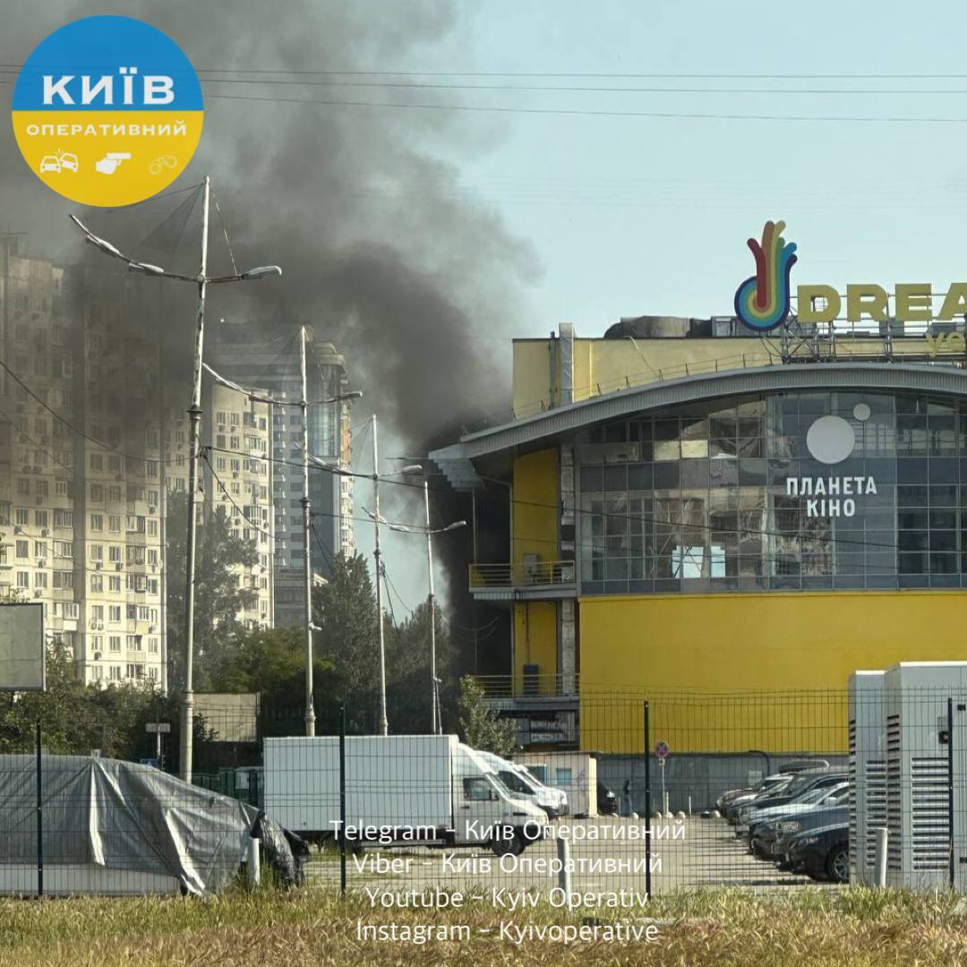 У Києві на Оболоні сталась пожежа в ТРЦ DREAM. Усі подробиці, фото та відео
