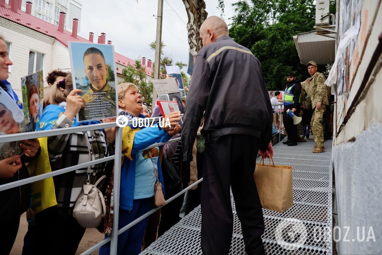 Важкопоранених українців, звільнених з полону РФ, доправили до лікарні. Фото й відео