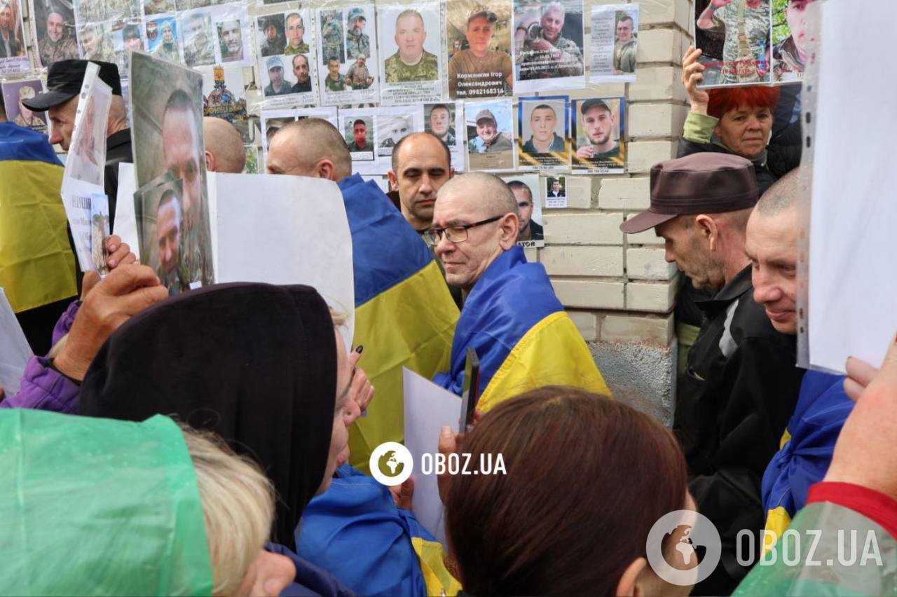 Важкопоранених українців, звільнених з полону РФ, доправили до лікарні. Фото й відео