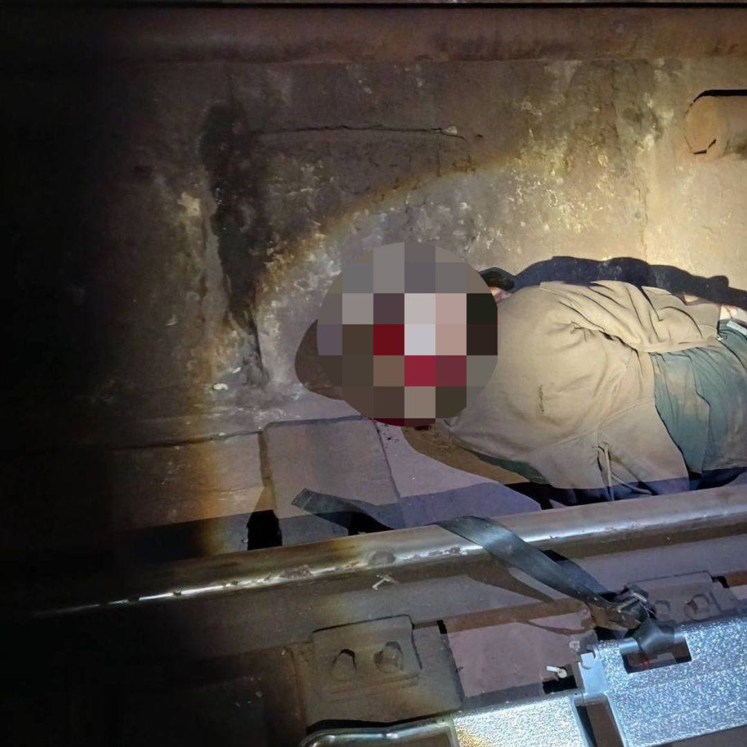 На синій лінії метро Києва в тунелі ледь не загинув 19-річний зачепер. Подробиці та фото