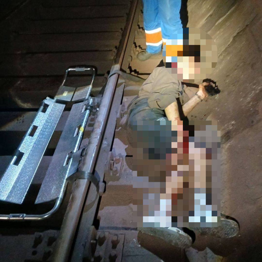На синій лінії метро Києва в тунелі ледь не загинув 19-річний зачепер. Подробиці та фото