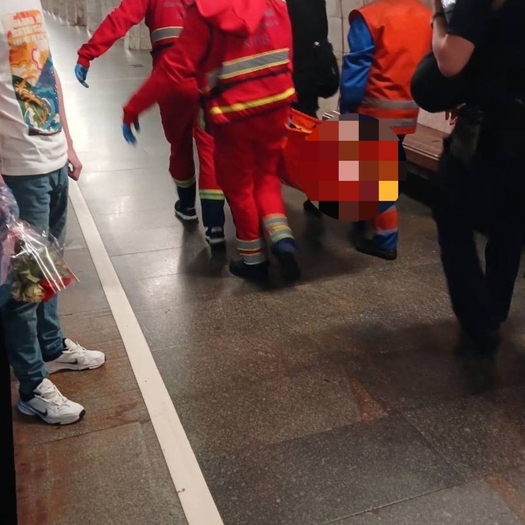 На синій лінії метро Києва в тунелі ледь не загинув 19-річний зачепер. Подробиці та фото