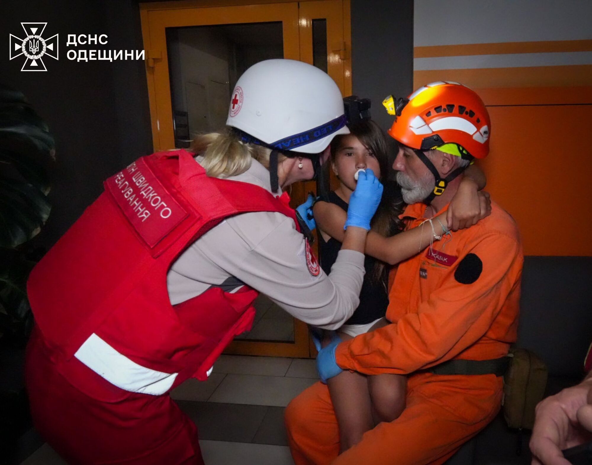 Россия атаковала Одессу ударными БПЛА: дрон попал в четырехэтажку, произошел обвал, пострадали спасатели. Фото и видео