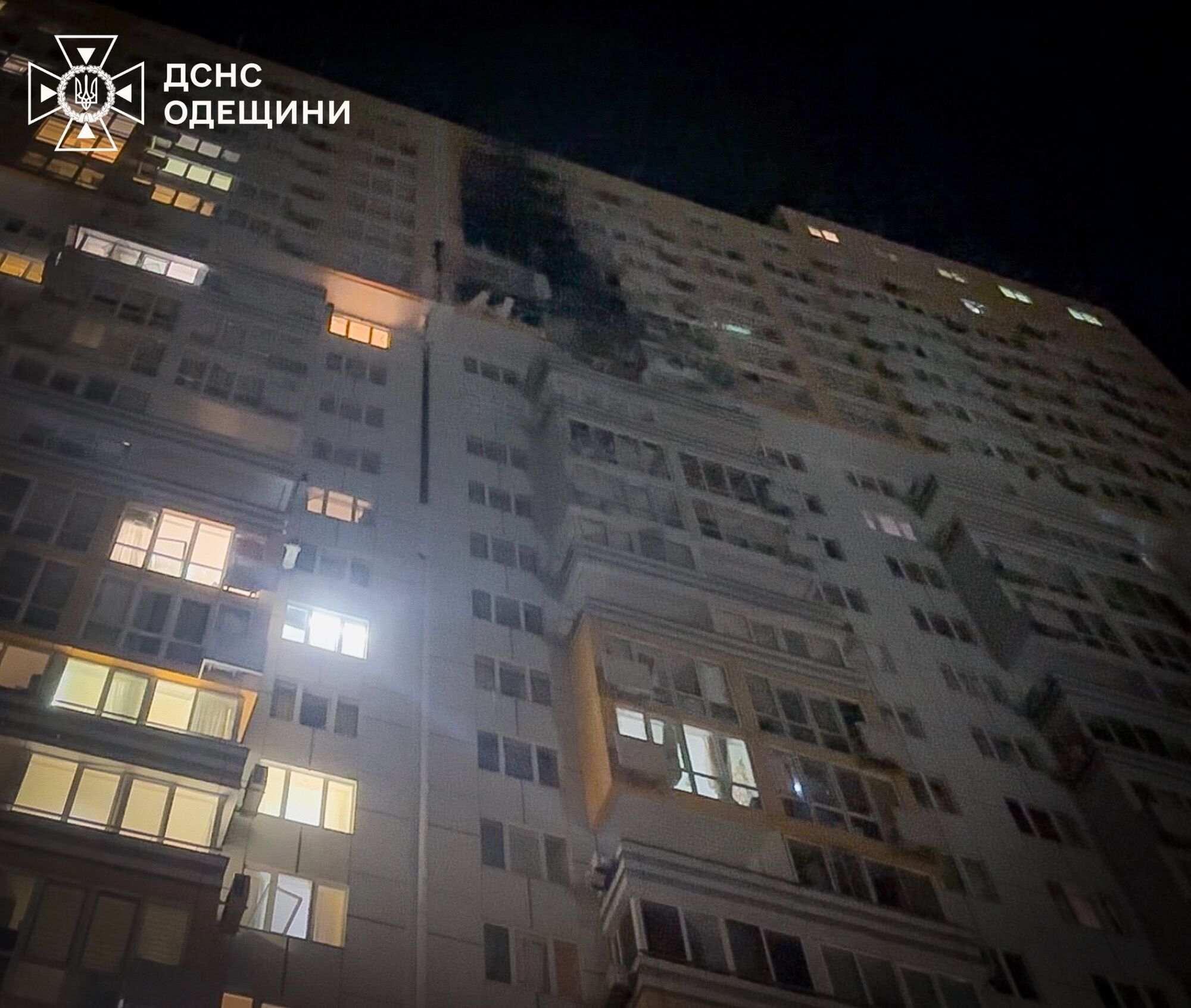 Россия атаковала Одессу ударными БПЛА: дрон попал в четырехэтажку, произошел обвал, пострадали спасатели. Фото и видео
