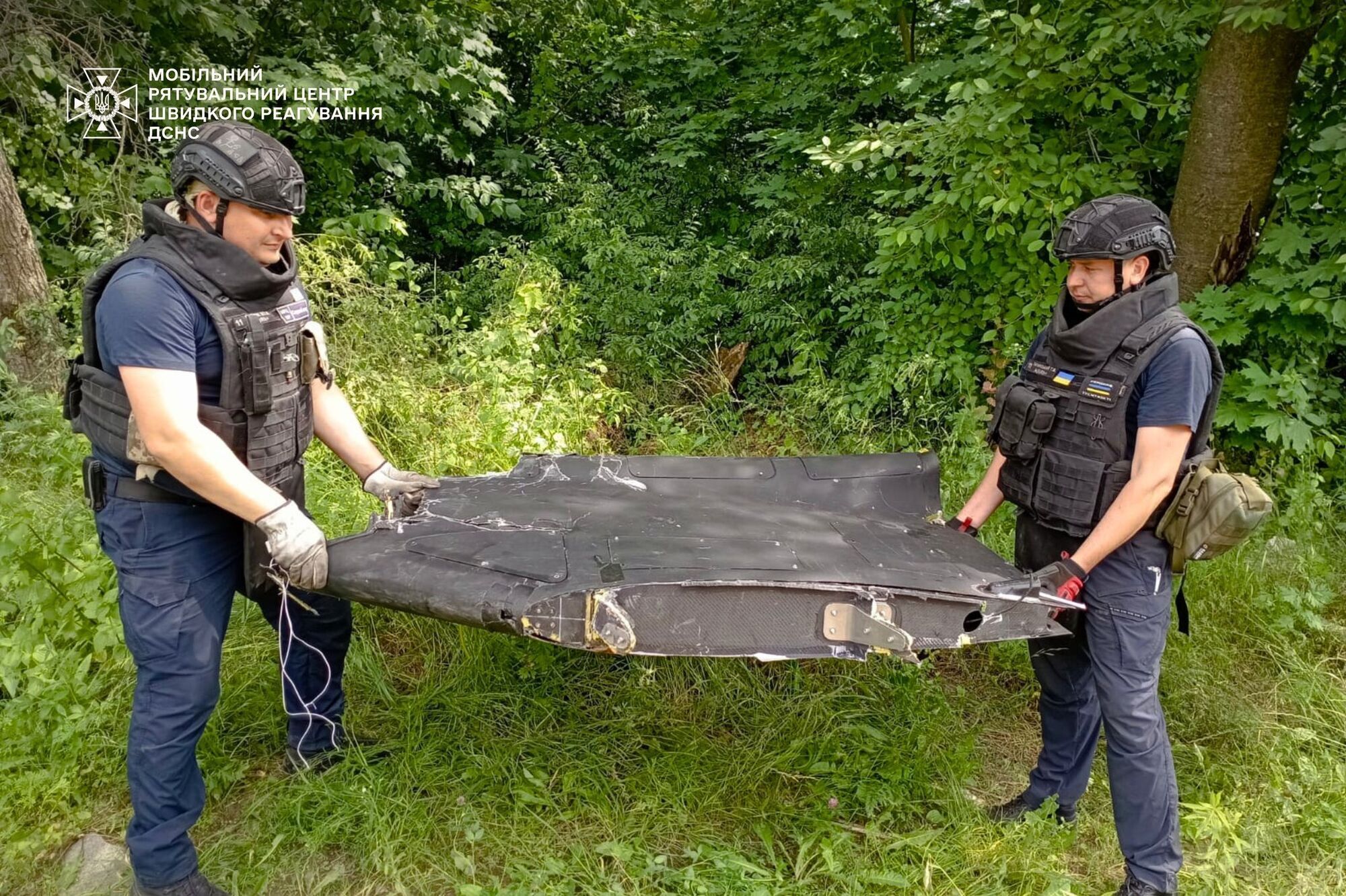 На Київщині чоловік знайшов уламки "Шахеда" з вцілілою бойовою частиною. Фото
