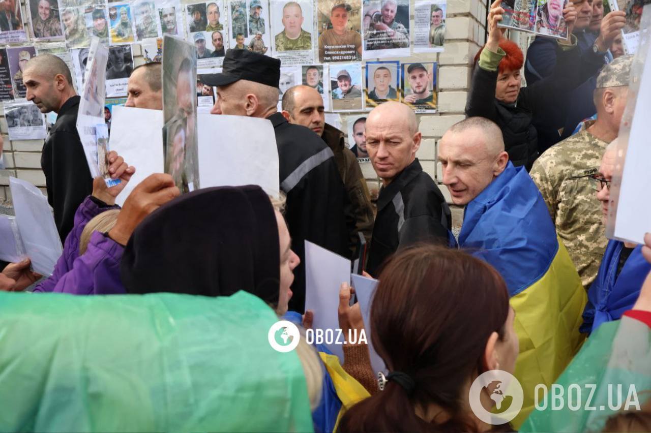 Важкопоранених українців, звільнених з полону РФ, доправили до лікарні. Фото й відео