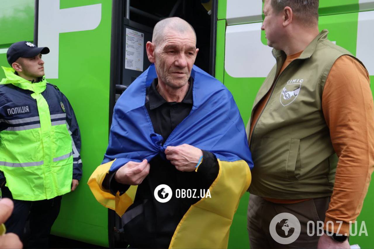 Важкопоранених українців, звільнених з полону РФ, доправили до лікарні. Фото й відео